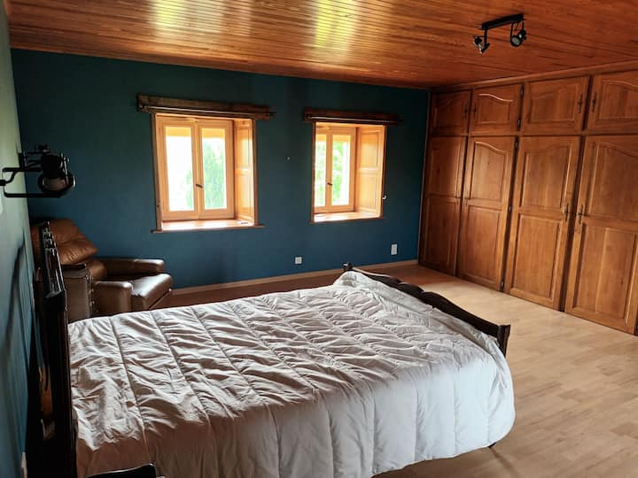 Chambre 1 (bleu) :  1 grand lit et possibilité d'ajout d'un lit pliant ou bébé+ 1 click clack ( enfant ou ado)