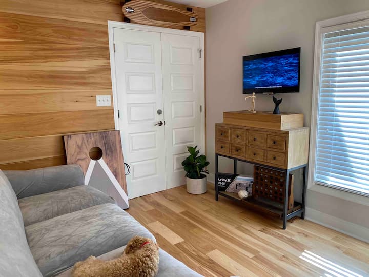 Საწოლი/მე-4 საძინებელი კომფორტული დივნით 3' ქაფის ზედაპირის გასაბერი ლეიბით.  
