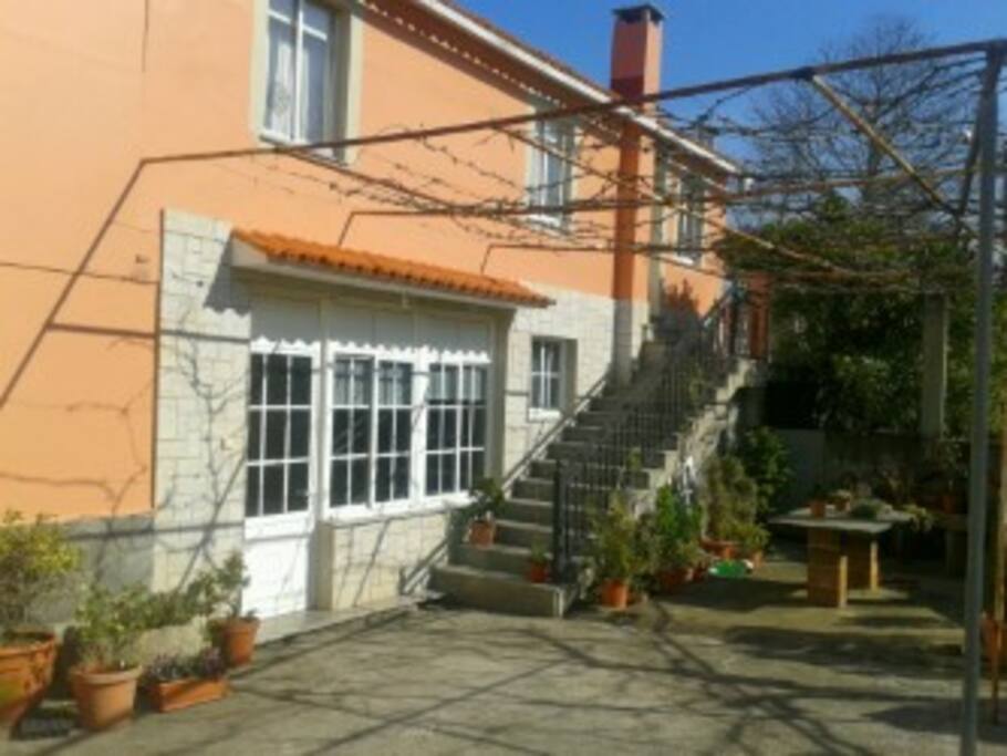 Fontal de la casa y aparcamiento