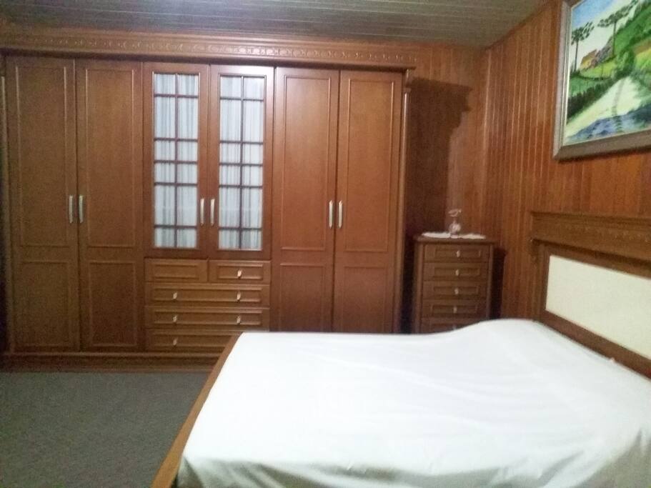 Armário e cama da suíte