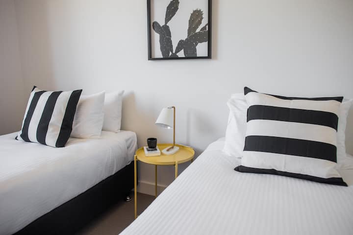 Spavaća soba 2 - dva kreveta za jednu osobu sa spojenom kupaonicom + kupaonica 