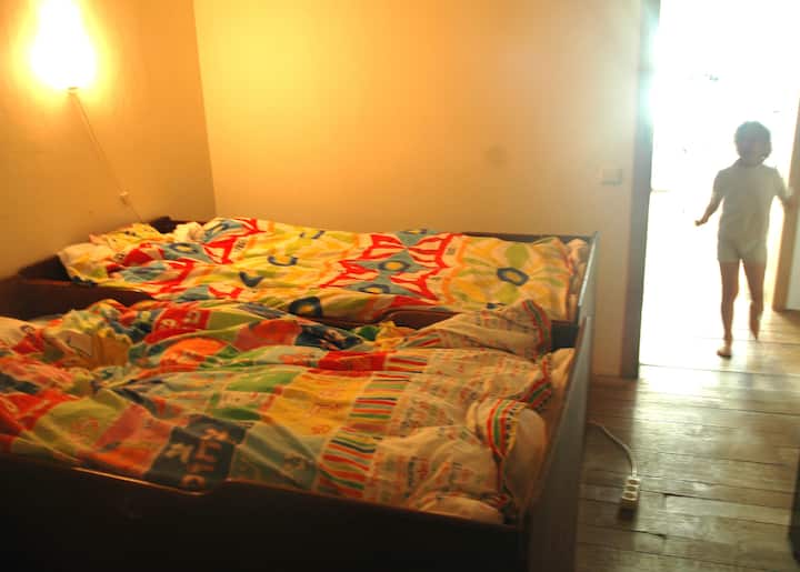 เด็กในห้อง (2 เตียงเรียบง่าย)