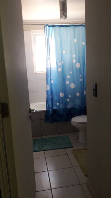 Baño segundo piso, con espejo amplio y tina.