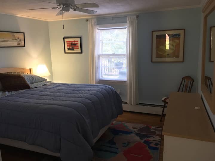 חדר שינה עם מיטת קינג ומאוורר תקרה. בכל חדר שינה יש גם יחידת מיזוג אוויר מפוצלת