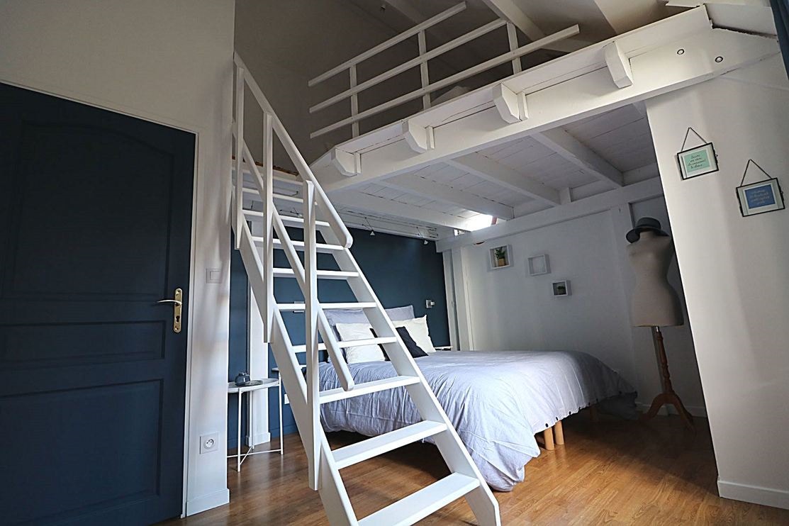 Спалня синьо легло 160*200
мецанин с 1 легло от 140*190