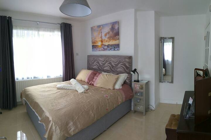 Centre of Town, private access door with ensuite
