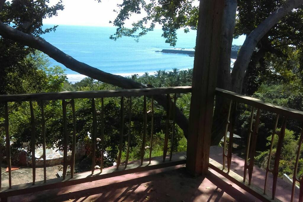 Balcón en planta alta con vista al mar.
