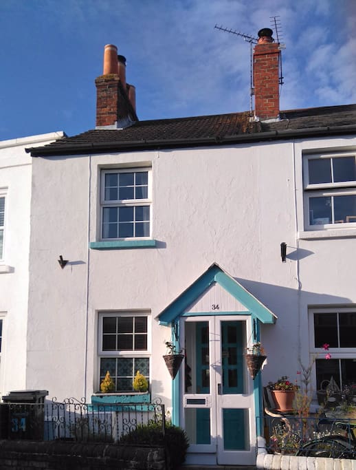 Seagrass Cottage is located right in the centre of Alverstoke Village just five minutes walk to the beach.