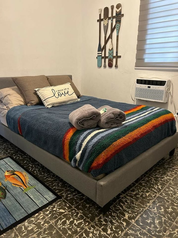 Голяма допълнителна стая, оборудвана с климатик, двойно легло,  Wi - Fi, дрешник, дрешник и други екстри.