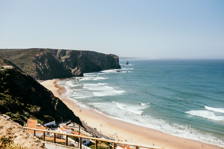 Show full-screen, host-provided image