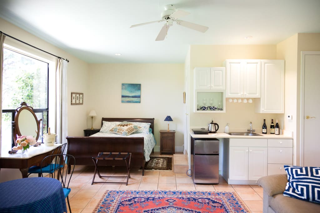 Comfortable queen bed, fridge, induction cooktop, kettle, sink. Tiled floors.