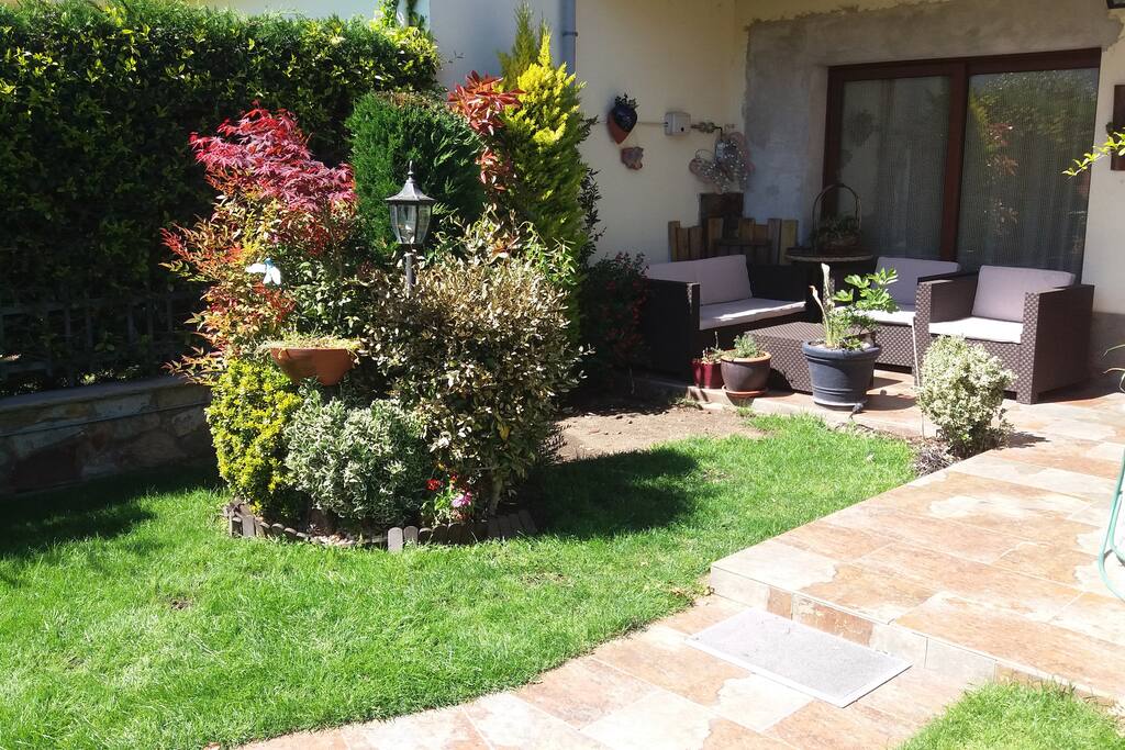 Espacio de jardin al lado entrada a la casa.