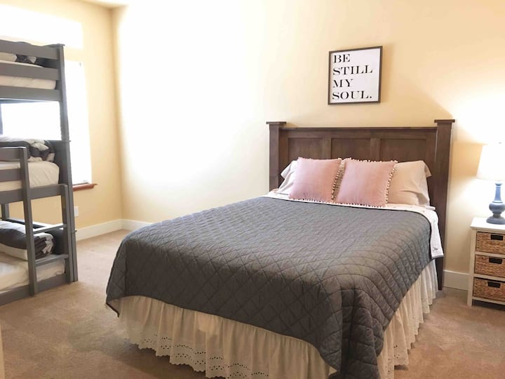 Spavaća soba na glavnom katu s 1 bračnim krevetom (160x200) i 1 trostrukim krevetom na kat 