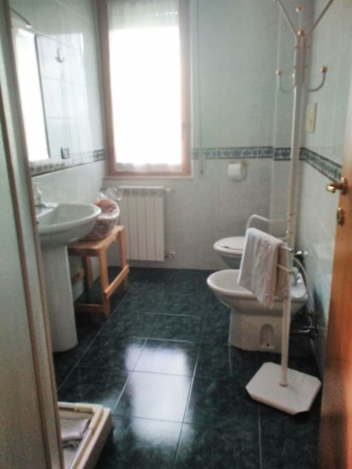 Ampio bagno con doccia finestrato
