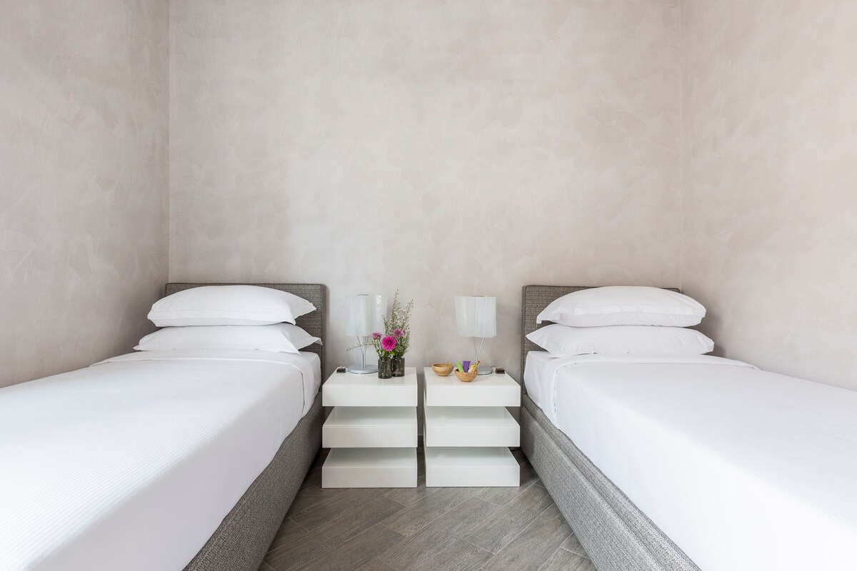 Двокреветните кревети може да станат огромен брачен кревет на барање. Не грижете се за удобноста бидејќи користиме спојување на кревет со хотелски квалитет.