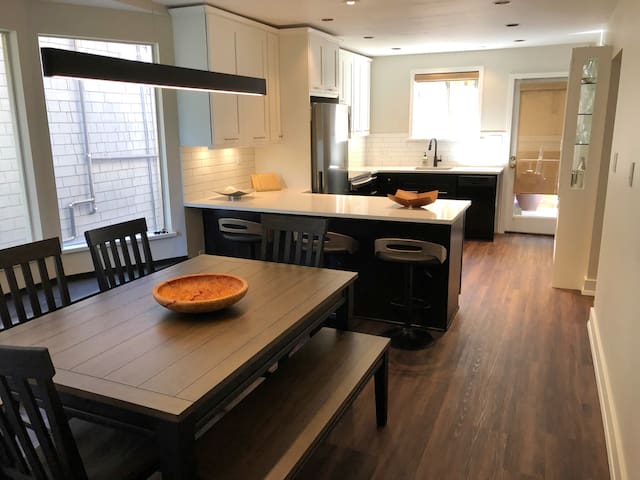 Kitsilano house steps away from Ocean gallery image 3