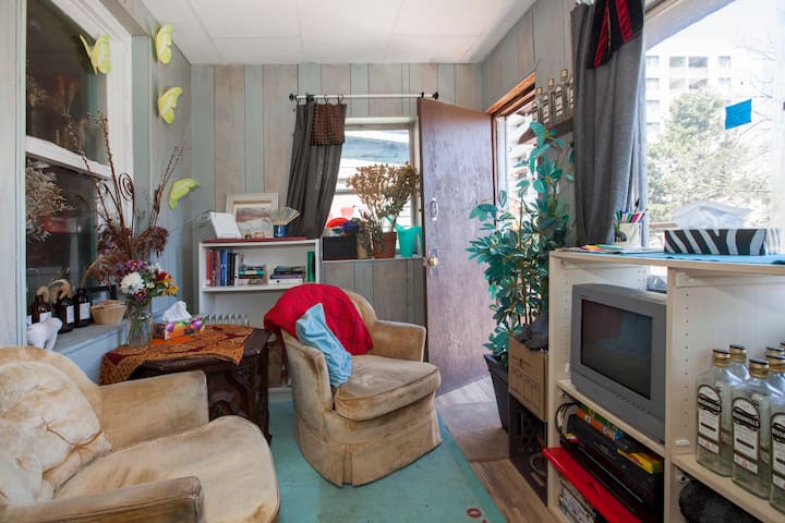 Cute Surrealist Room Roncesvalles ♡ - Toronto