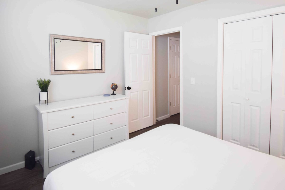 استقر بشكل مريح مع مساحة تخزين كبيرة في غرفة النوم المشرقة هذه. توفر خزانة كبيرة بستة أدراج ومرآة مثبتة على الحائط منطقة مريحة للاستعداد، بينما تحافظ الخزانة الواسعة على تنظيم متعلقاتك.