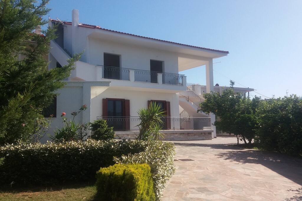 TRADITIONAL GREEK HOUSE