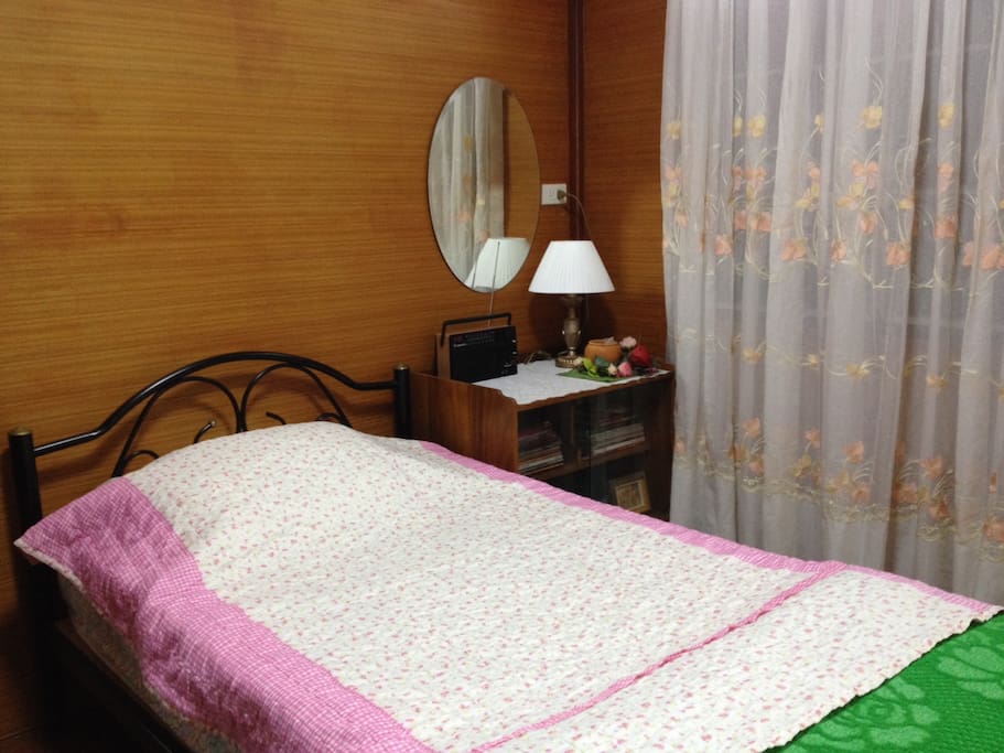 A view of the bedroom - non smoking area