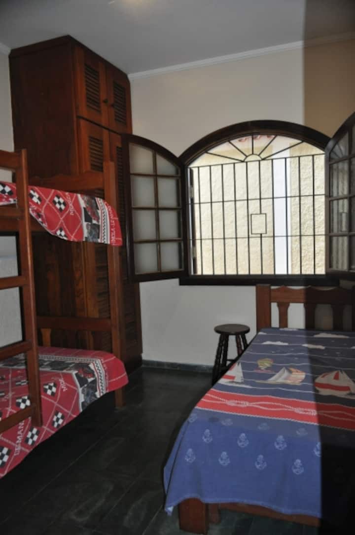 Chambre 2 - 1 lit superposé, 1 lit double, placard  et ventilateur de plafond