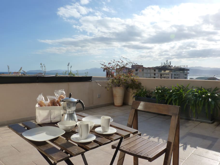 Breakfast with the flamingos