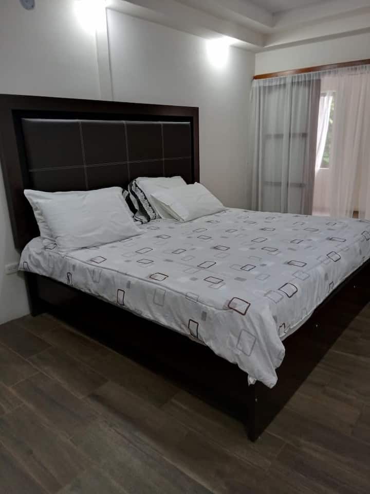 Habitación más pequeña con cama tamaño king