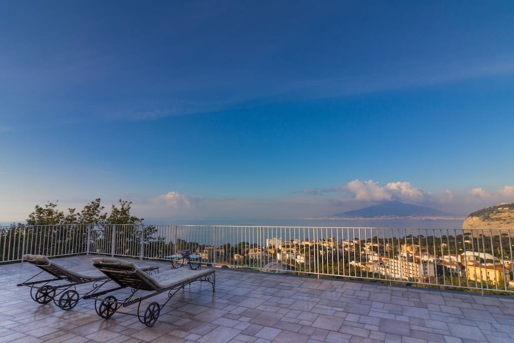 Terrazza with view on the Gulf of Naples and Vesuvius
