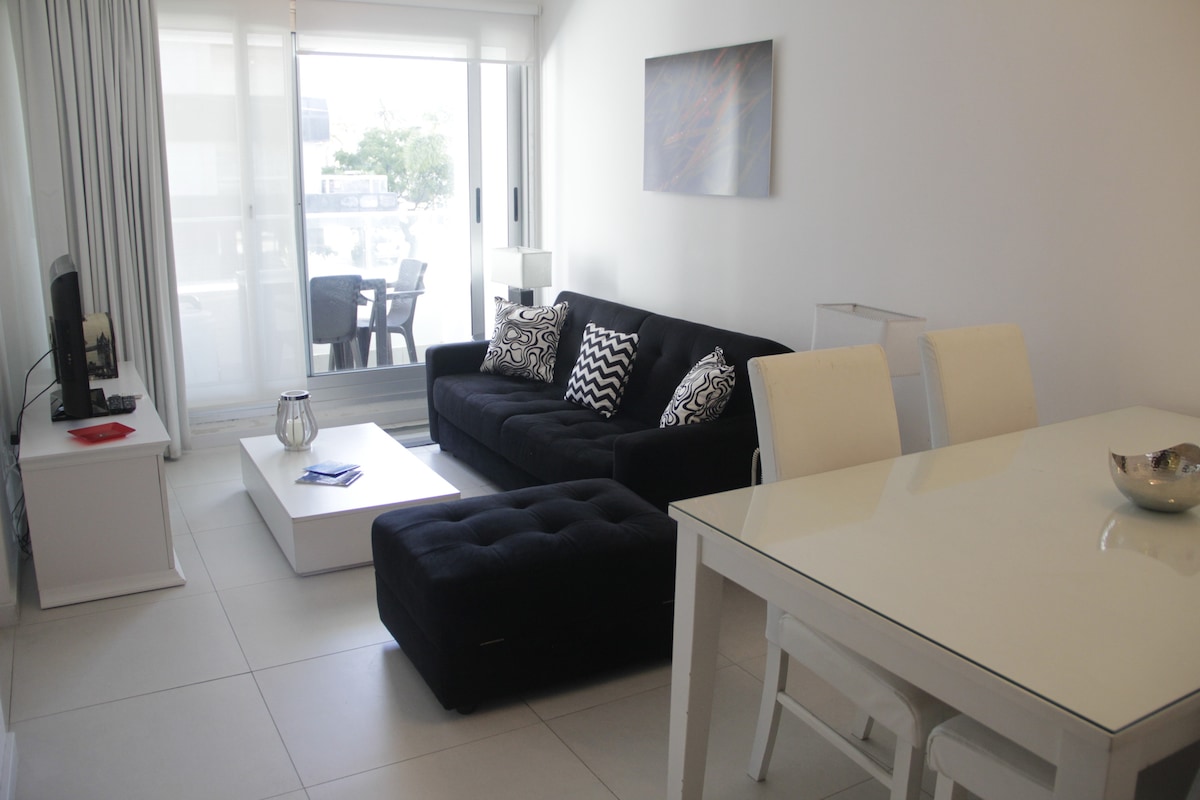 Მისაღები ოთახი - გასასვლელი აივნიდან