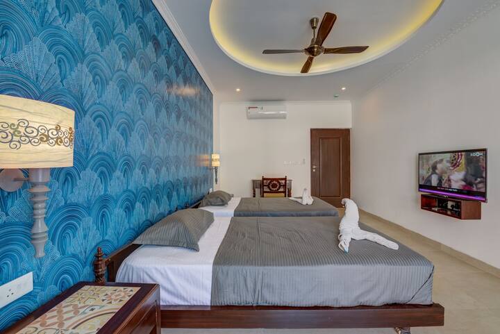 Priestranná spálňa s televízorom