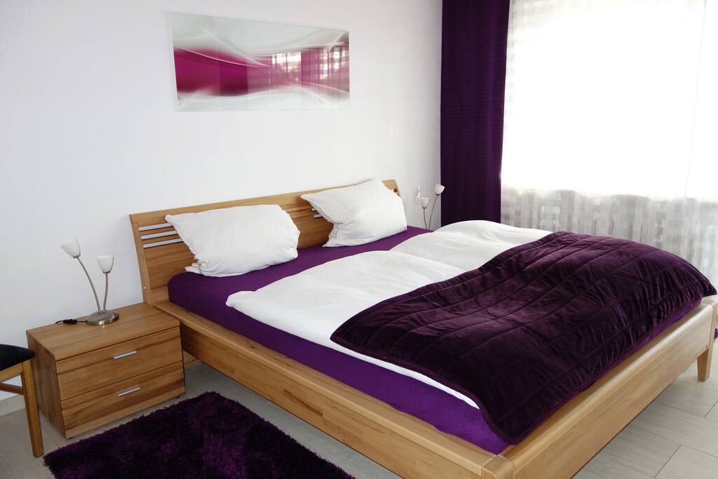 Schlafzimmer mit Doppelbett