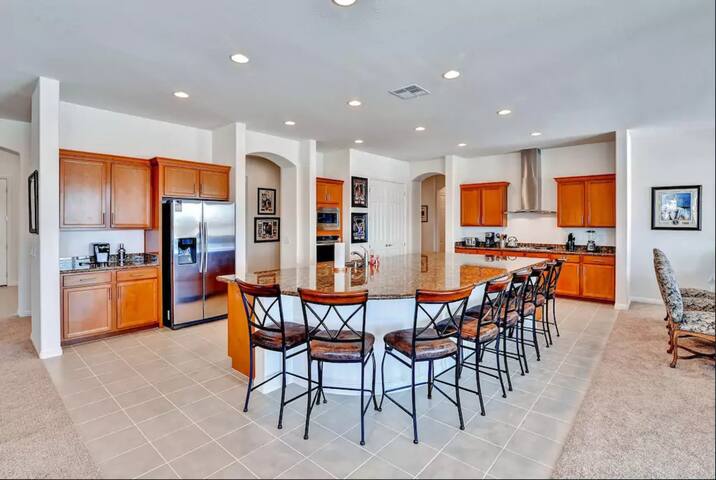 Vegas Luxury Estate/6 Bed 4 Bath/5 Minute to Strip gallery image 4