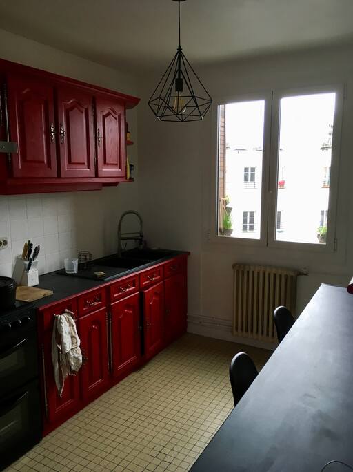 cuisine avec grand plan de travail. Un cellier attenant contient tout l'électroménager.