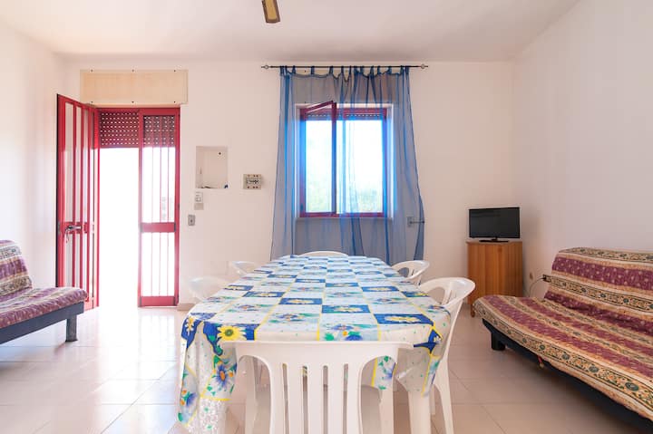 Მისაღები ოთახის შესასვლელი 2 გასაშლელი დივნით