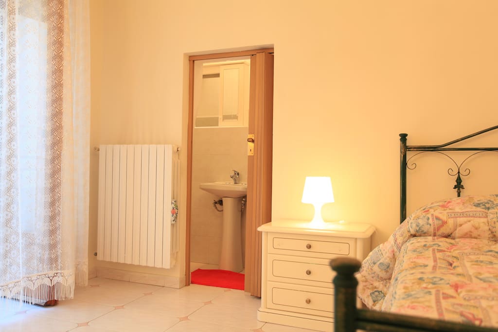 Stanza Matrimoniale con Piccolo Bagno Privato e Balconcino