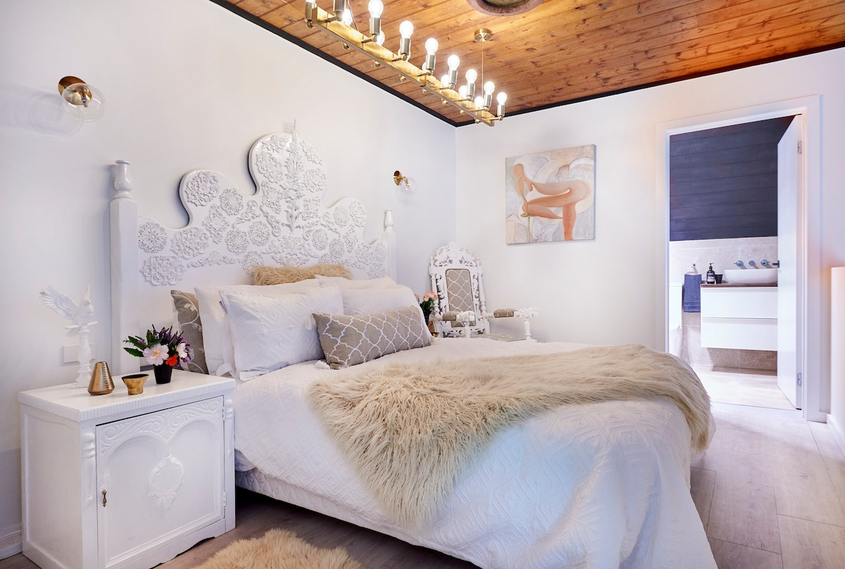 LARGE LOFT QUEEN BED MASTER 