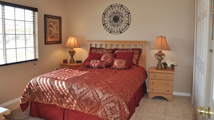 საძინებელი 150‑179 სმ‑იანი საწოლით საცხოვრებლის წინა ნაწილში. გაითვალისწინეთ, რომ ამ ოთახში ახლახან შეიცვალა ავეჯი (ახალი ფოტო მალე გამოქვეყნდება).