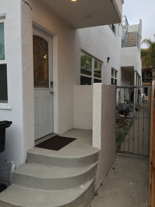 Private entrance via the alley.