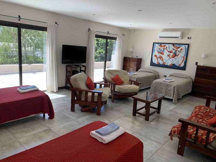 Dhoma e gjumit 3
4 krevate 
2 kondicionerë 
1 televizor
Grup kolltukësh. 
3 luleshtrydhe 
2 Derë valixhesh 
1 tavolinë dhe karrige
1 pallto 
1 pajisje muzikore 