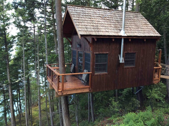Hilltop Treehouse Retreat
