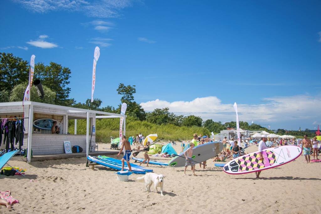 Szkółka żeglarska na plaży