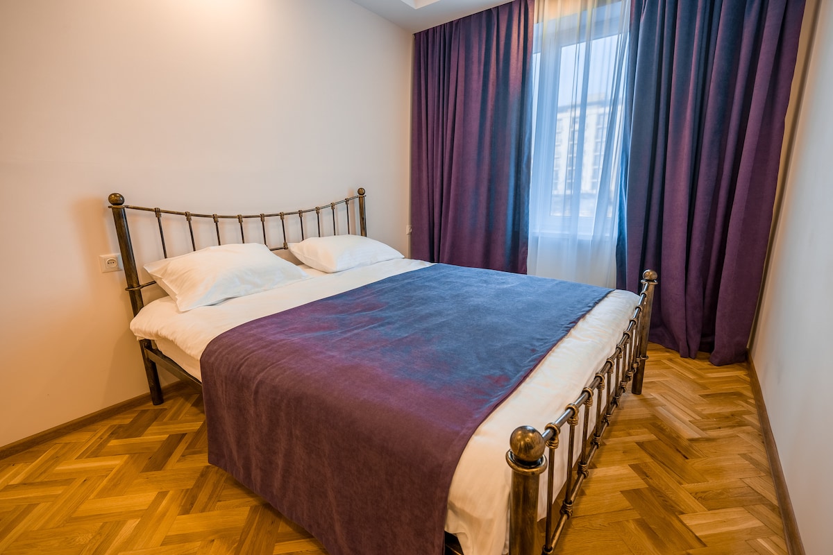 ห้องนอนสีม่วง 