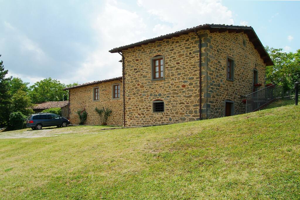 L'esterno del rustico.