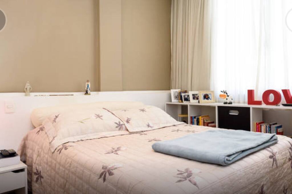 Quarto com cama de casal