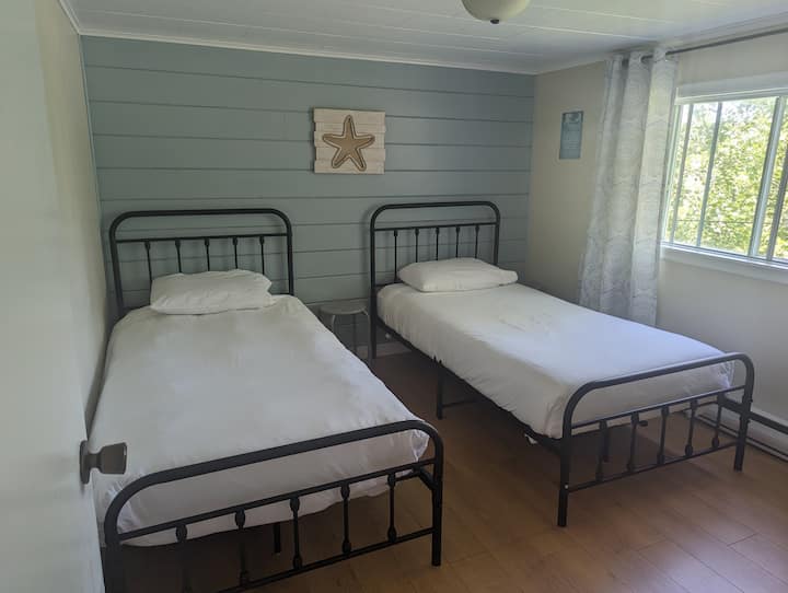 Dormitorio 3 en la planta superior con dos camas individuales.