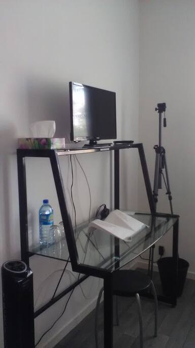 bureau avec wifi et télévision