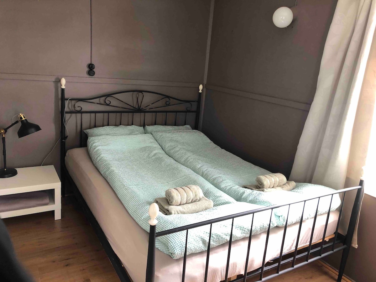 Стаята за късна закуска: ето възможността да спите долу, точно във всекидневната. Там имаме прекрасно и уютно двойно легло (акра 150х200) място за двама. 