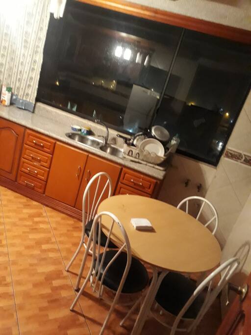 Comedor dentro de la cocina