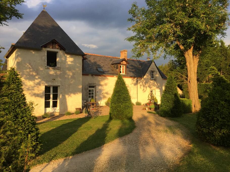 Profitez des beaux jours dans un coin de verdure près de la piscine
