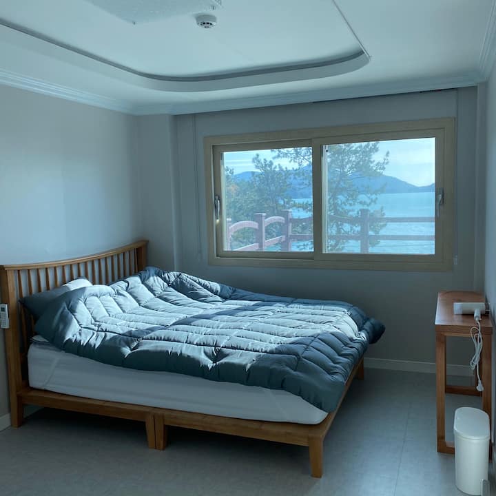 Ეს იგივეა, რაც ოთახი 1, 
და ზღვის ხედი ნებისმიერ ადგილას დაგხვდებათ. ^ ^